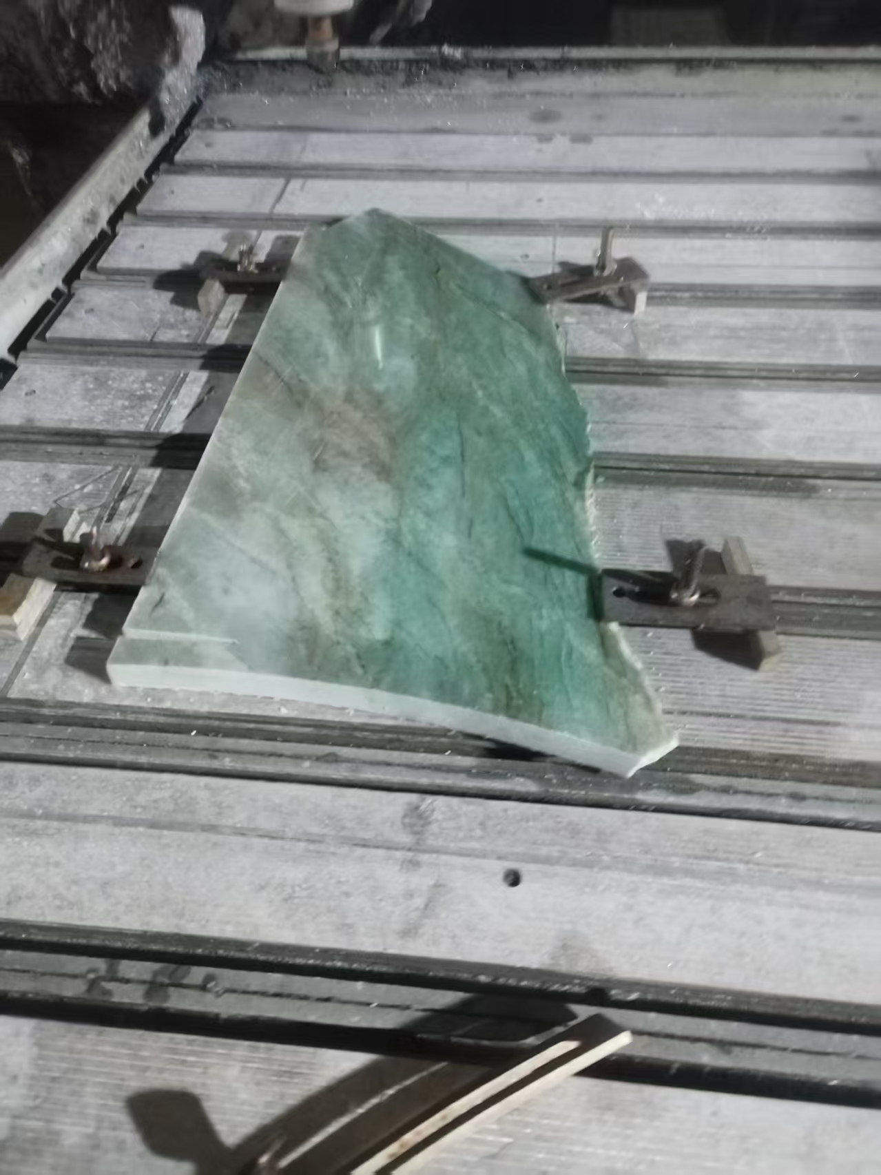 fe05e296ffb0a36d756dfc9086dc7a90 Фигурная заготовка зелёного камня Amazon Green на станке
